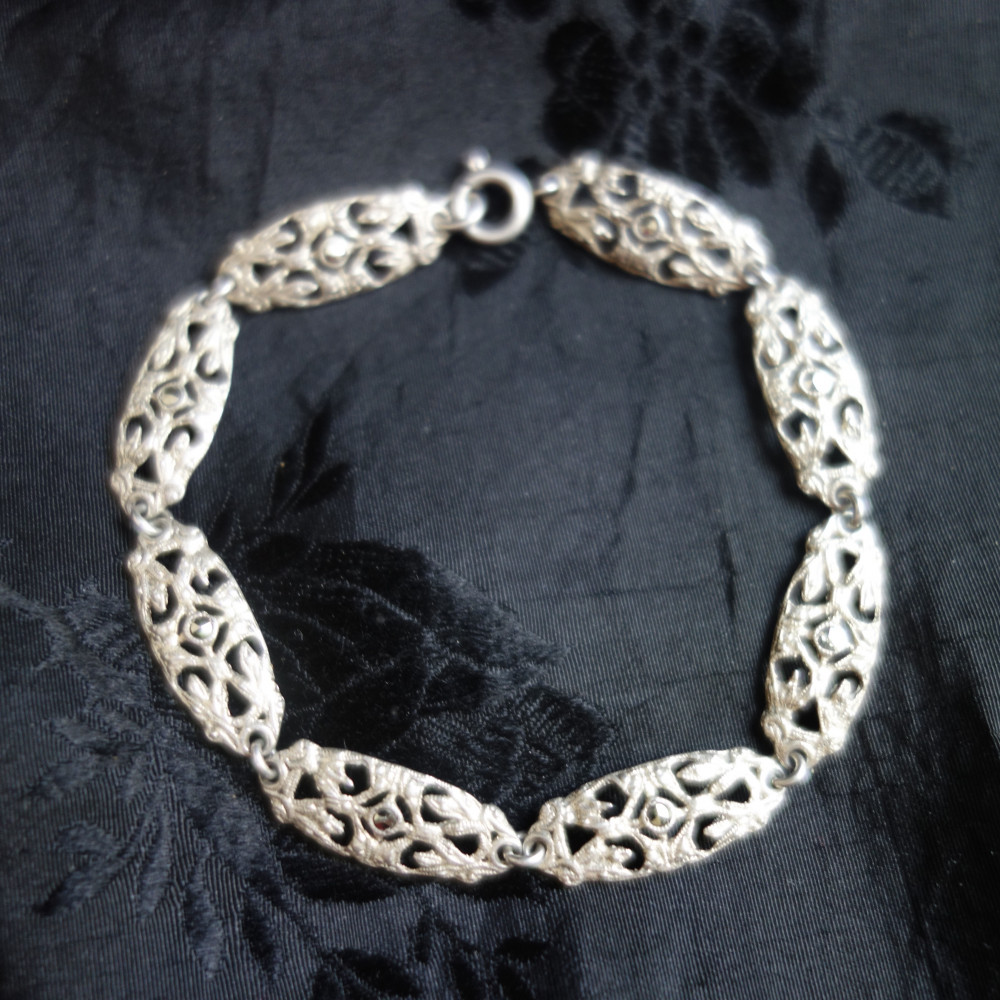 Gammalt silverarmband