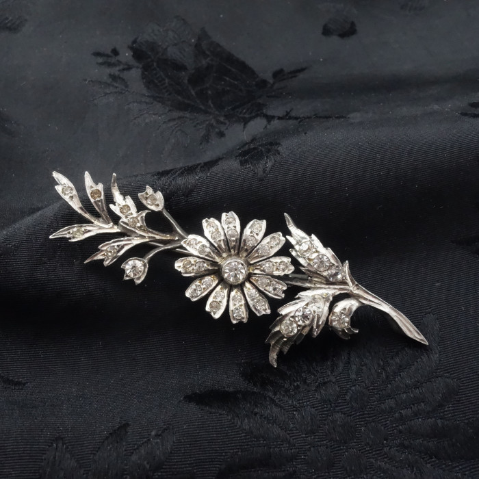 Glittrande silverbrosch 