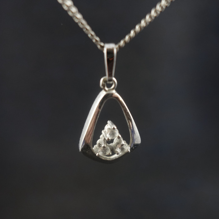 Litet silverhänge med stenar